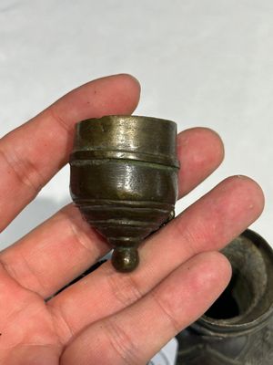 Une verseuse pour le marché islamique et un vase de forme 'gu' en bronze, Chine, Ming — photo 16