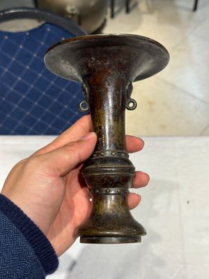 Une verseuse pour le marché islamique et un vase de forme 'gu' en bronze, Chine, Ming — photo 2
