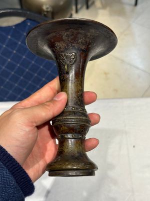 Une verseuse pour le marché islamique et un vase de forme 'gu' en bronze, Chine, Ming — photo 3