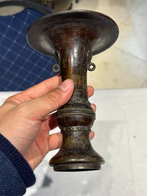 Une verseuse pour le marché islamique et un vase de forme 'gu' en bronze, Chine, Ming — photo 4
