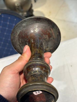 Une verseuse pour le marché islamique et un vase de forme 'gu' en bronze, Chine, Ming — photo 6