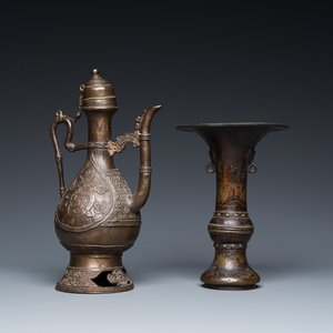 Une verseuse pour le marché islamique et un vase de forme 'gu' en bronze, Chine, Ming — photo 1