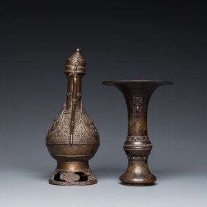 Une verseuse pour le marché islamique et un vase de forme 'gu' en bronze, Chine, Ming — photo 5