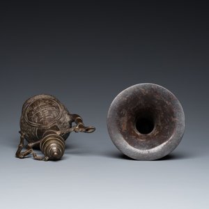 Une verseuse pour le marché islamique et un vase de forme 'gu' en bronze, Chine, Ming — photo 6