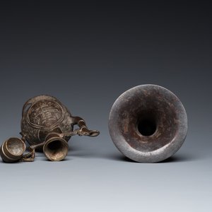 Une verseuse pour le marché islamique et un vase de forme 'gu' en bronze, Chine, Ming — photo 7