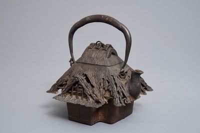 Une verseuse tetsubin en fonte de fer en forme de cabane, Japon, Meiji, 19ème
