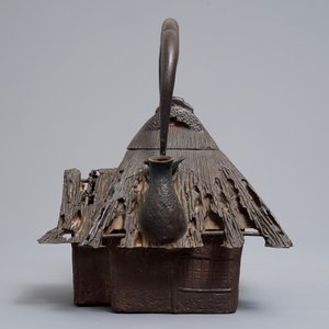 Une verseuse tetsubin en fonte de fer en forme de cabane, Japon, Meiji, 19ème — photo 3