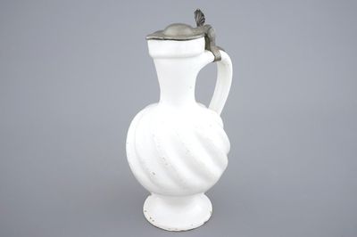 Une verseuse torsadée en faïence de Delft blanc monochrome au couvercle en étain, 17/18ème