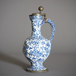 Une verseuse torsadée en faïence de Delft bleu et blanc à monture en étain, 2ème moitié du 17ème — photo 14