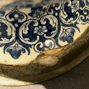 Une verseuse torsadée en faïence de Delft bleu et blanc à monture en étain, 2ème moitié du 17ème — photo 10
