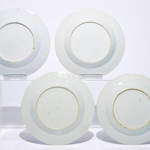 Une verseuse, un vase et huit assiettes en porcelaine de Chine, 18/19ème — photo 4