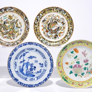 Une verseuse, un vase et huit assiettes en porcelaine de Chine, 18/19ème — photo 5