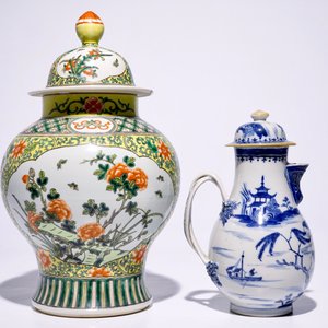Une verseuse, un vase et huit assiettes en porcelaine de Chine, 18/19ème — photo 7
