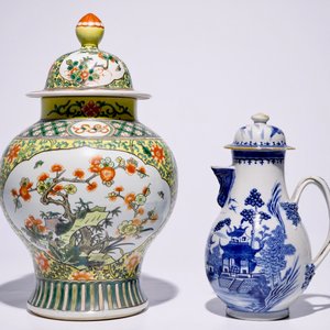 Une verseuse, un vase et huit assiettes en porcelaine de Chine, 18/19ème — photo 9
