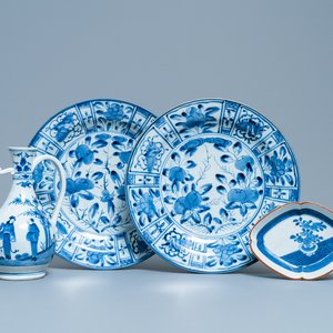 Une verseuse, une paire de plats et une coupe ovale en porcelaine d'Arita en bleu et blanc, Japon, Edo, 17/18ème — photo 1