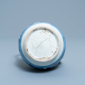 Une verseuse, une paire de plats et une coupe ovale en porcelaine d'Arita en bleu et blanc, Japon, Edo, 17/18ème — photo 11