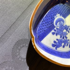 Une verseuse, une paire de plats et une coupe ovale en porcelaine d'Arita en bleu et blanc, Japon, Edo, 17/18ème — photo 17