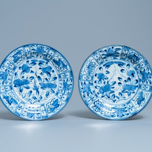 Une verseuse, une paire de plats et une coupe ovale en porcelaine d'Arita en bleu et blanc, Japon, Edo, 17/18ème — photo 2