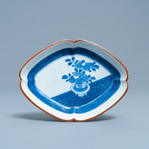 Une verseuse, une paire de plats et une coupe ovale en porcelaine d'Arita en bleu et blanc, Japon, Edo, 17/18ème — photo 4