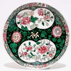 Une verseuse, une tasse et soucoupe et une tasse avec anse en porcelaine de Chine famille rose, 18ème — photo 2