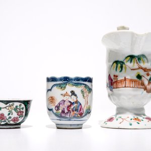 Une verseuse, une tasse et soucoupe et une tasse avec anse en porcelaine de Chine famille rose, 18ème — photo 4