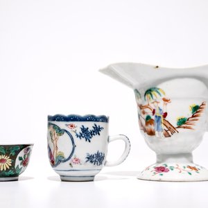 Une verseuse, une tasse et soucoupe et une tasse avec anse en porcelaine de Chine famille rose, 18ème — photo 7