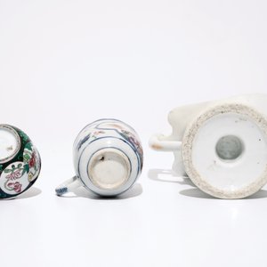 Une verseuse, une tasse et soucoupe et une tasse avec anse en porcelaine de Chine famille rose, 18ème — photo 9