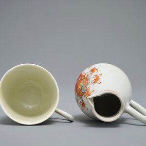 Une verseuse, une tasse et une soucoupe en porcelaine de Chine famille rose d'exportation, Qianlong — photo 9