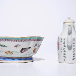 Une verseuse "Wu Shuang Pu" et un bol aux canards mandarins en porcelaine de Chine famille rose, 19ème — photo 5