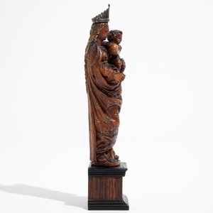 Une Vierge à l'Enfant en buis sculpté et doré sur socle en palissandre, 16/17ème — photo 2