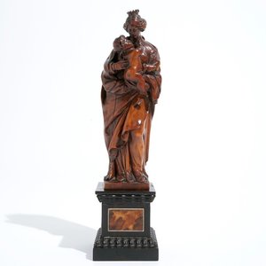 Une Vierge à l'Enfant en buis sculpté sur socle en écaille de tortue, 17ème — photo 1