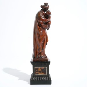 Une Vierge à l'Enfant en buis sculpté sur socle en écaille de tortue, 17ème — photo 2