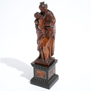 Une Vierge à l'Enfant en buis sculpté sur socle en écaille de tortue, 17ème — photo 7