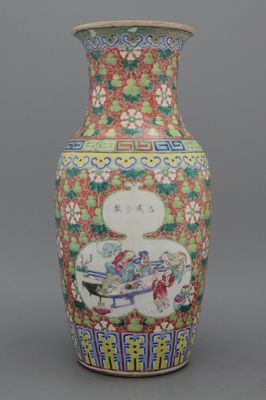 Vaas in Chinees porselein, famille rose, 19e eeuw