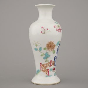 Vaas in Chinees porselein, famille rose, Yongzhen, ca 1720 — foto 4