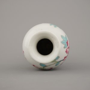 Vaas in Chinees porselein, famille rose, Yongzhen, ca 1720 — foto 6