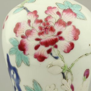 Vaas in Chinees porselein, famille rose, Yongzhen, ca 1720 — foto 8