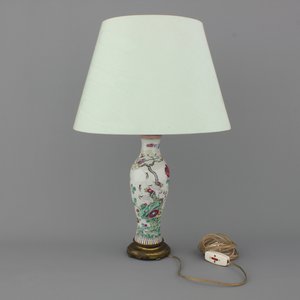 Vaas in Chinees porselein, gemonteerd als lamp, famille rose, Qianlong, 18e eeuw — foto 1