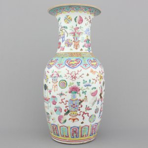 Vaas in Chinees porselein met voorwerpen van een geleerde, famille rose, 19e eeuw — foto 1