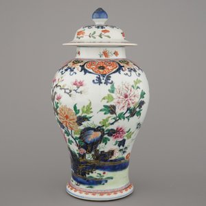Vaas met deksel in Chinees porselein met bloemendecor in Imari palet, Qianlong, 18e — foto 2