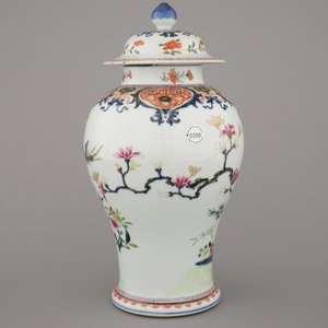 Vaas met deksel in Chinees porselein met bloemendecor in Imari palet, Qianlong, 18e — foto 4