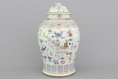 Vaas met deksel in Chinees porselein met voorwerpen van een geleerde, famille rose, 19e eeuw
