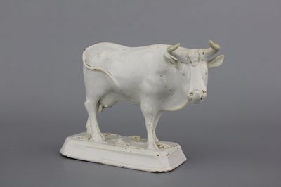 Vache dressée en faïence blanche de Delft, 18e