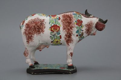 Vache en faïence de Delft, à petit feu et doré, 18e