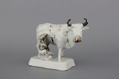 Vache et trayeurs en faïence blanche de Delft, peinte froide, 18e