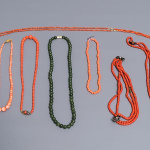 Various Chinese jade, coral and silver bangles, necklaces and rings in a silver-inlaid wooden box, 19/20th C. — 照片 2