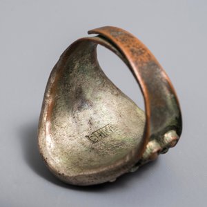 Various Chinese jade, coral and silver bangles, necklaces and rings in a silver-inlaid wooden box, 19/20th C. — 照片 4