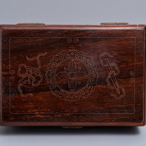 Various Chinese jade, coral and silver bangles, necklaces and rings in a silver-inlaid wooden box, 19/20th C. — 照片 10