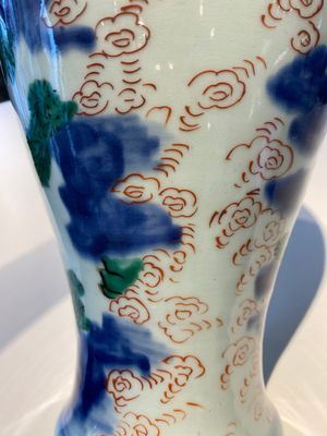 Vase à décor d'immortels en porcelaine de Chine wucai, époque Transition — photo 11