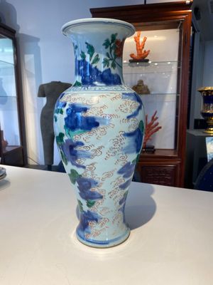 Vase à décor d'immortels en porcelaine de Chine wucai, époque Transition — photo 3